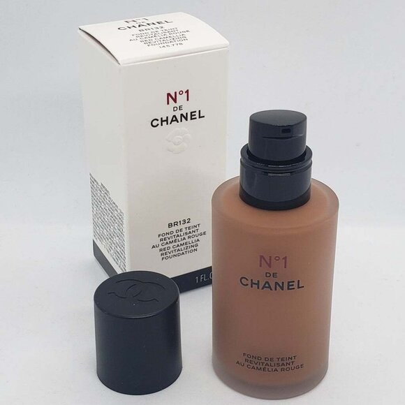 Chanel No.1 de CHANEL Red Camelia Revitalizing Foundation BR132 1oz 30ml - Picture 2 of 4
